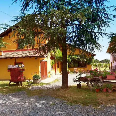 Cascina La Maddalena Bed & Wine בית חווה