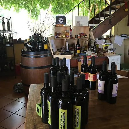 Cascina La Maddalena Bed & Wine مزرعة للإقامة *